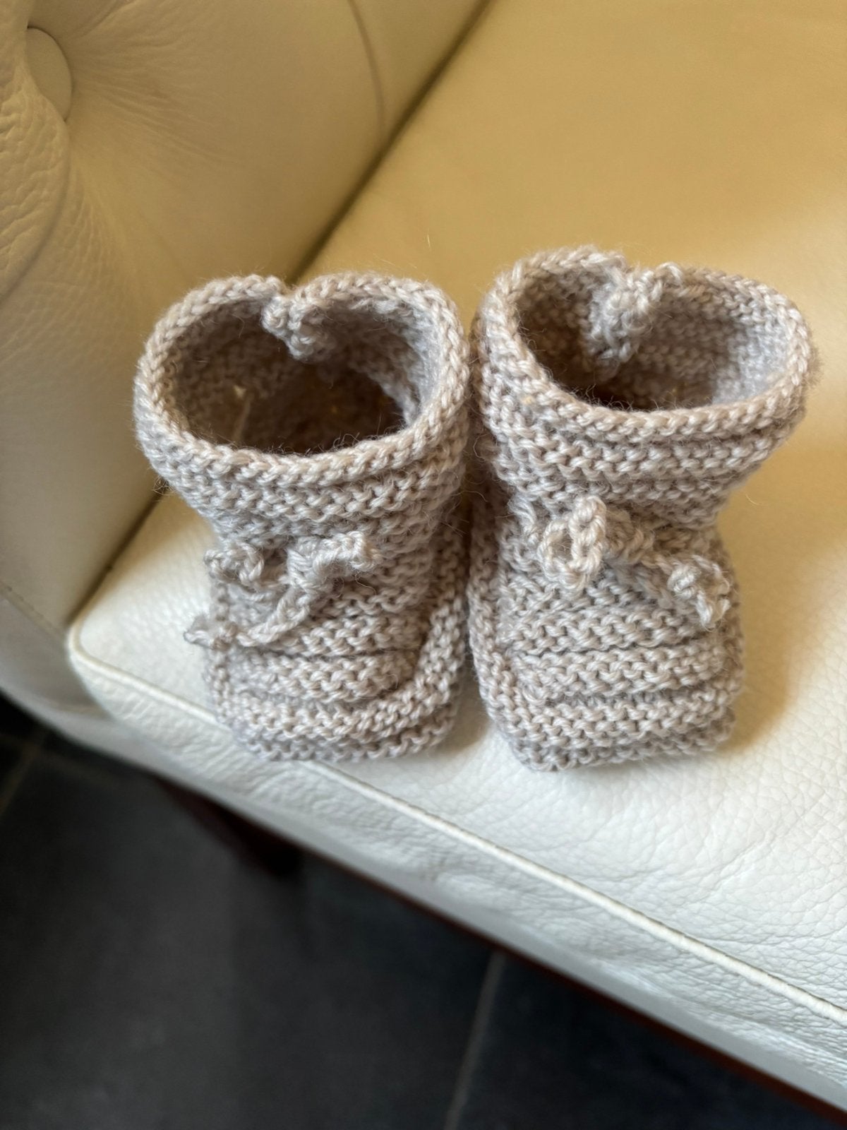 Stoere zand beige nieuwe baby slofjes scheerwol unisex, Slofjes, Jongetje of Meisje, Nieuw, Ophalen of Verzenden