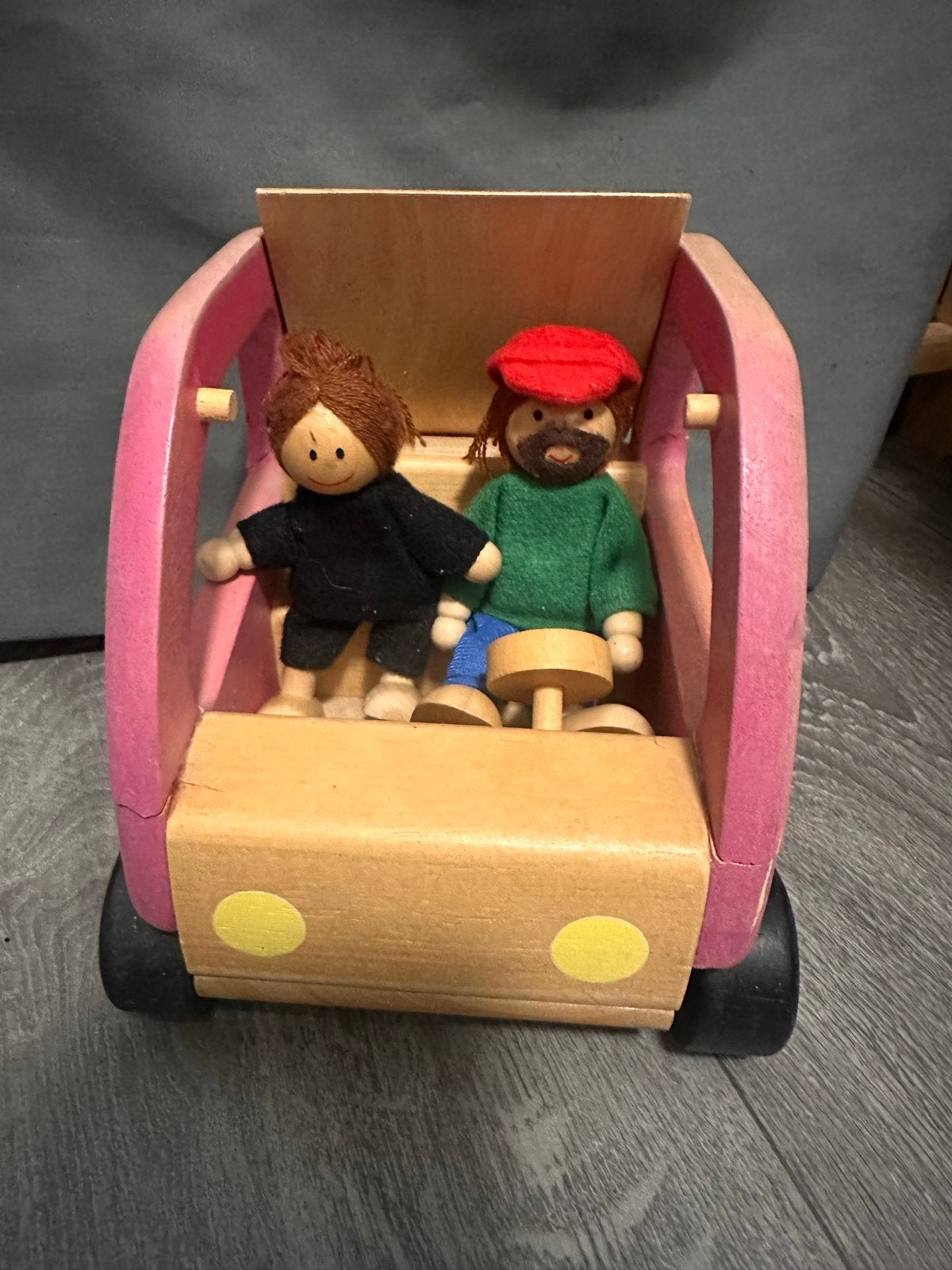 Voila Houten Poppenhuis Auto met Poppen - Roze, Ophalen of Verzenden, Gebruikt, Overige typen