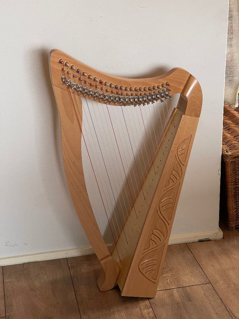 12-snarige harp met sierlijk snijwerk + incl. accessoires, Muziek en Instrumenten, Ophalen, Zo goed als nieuw