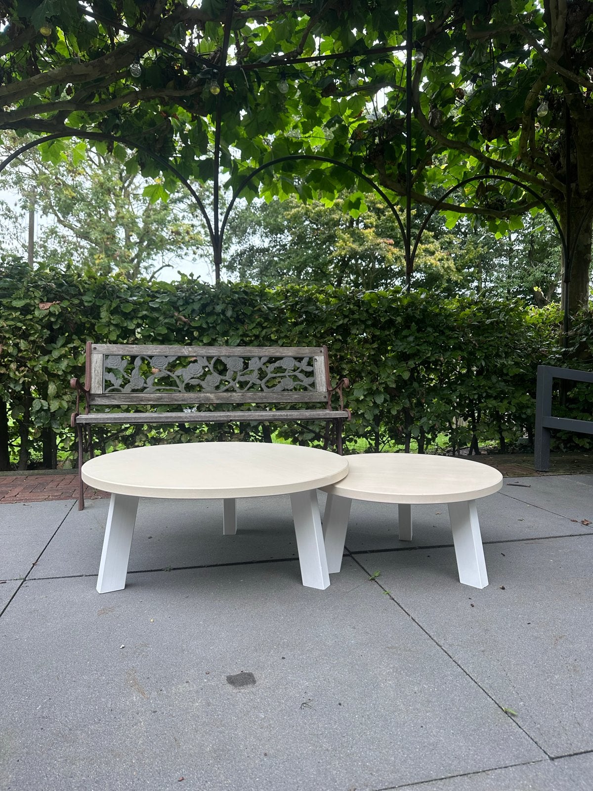 Set van 2 ronde salontafels, zo goed als nieuw, Rond, Zo goed als nieuw, 5 – 50, Overige houtsoorten