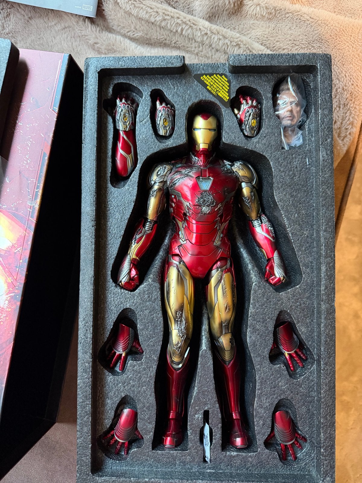 Hot Toys Iron Man Mark LXXXV Battle Damaged 1/6 Figuur, Ophalen of Verzenden, Zo goed als nieuw