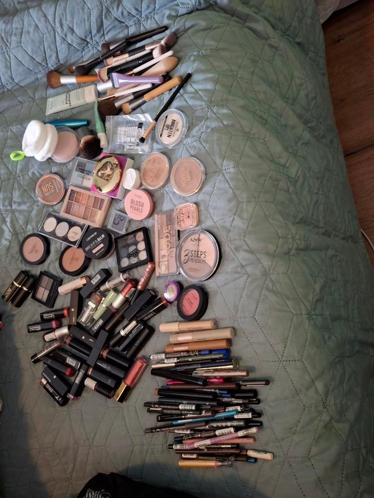 Make up en toebehoren alles in 1 verkoop, Ophalen, Zo goed als nieuw, Overige kleuren, Gehele gezicht