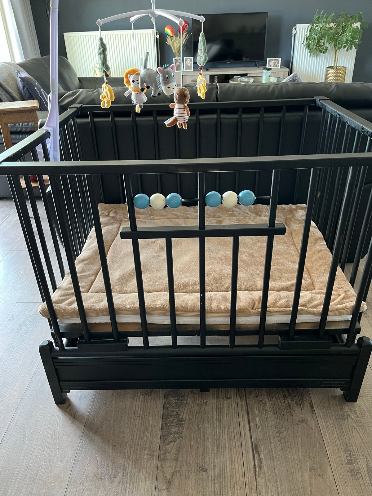 Zwarte houten box met matras , boxkleed en mobiel ., Kinderen en Baby's, Boxen, Ophalen of Verzenden, Gebruikt, Vierkant, Boxkleed