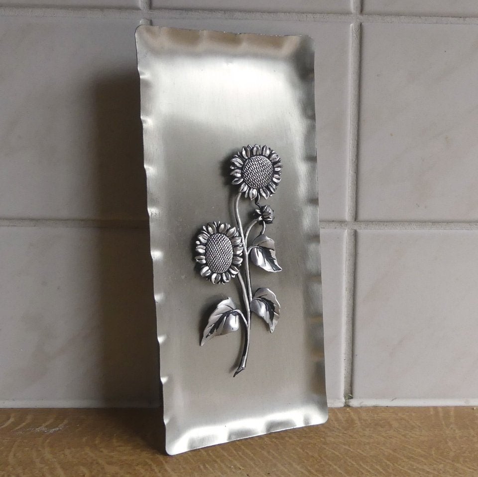 Vintage plaquette zonnebloemen metaal metalen wandbordje, 9 cm, Metaal, Gebruikt, Zilver