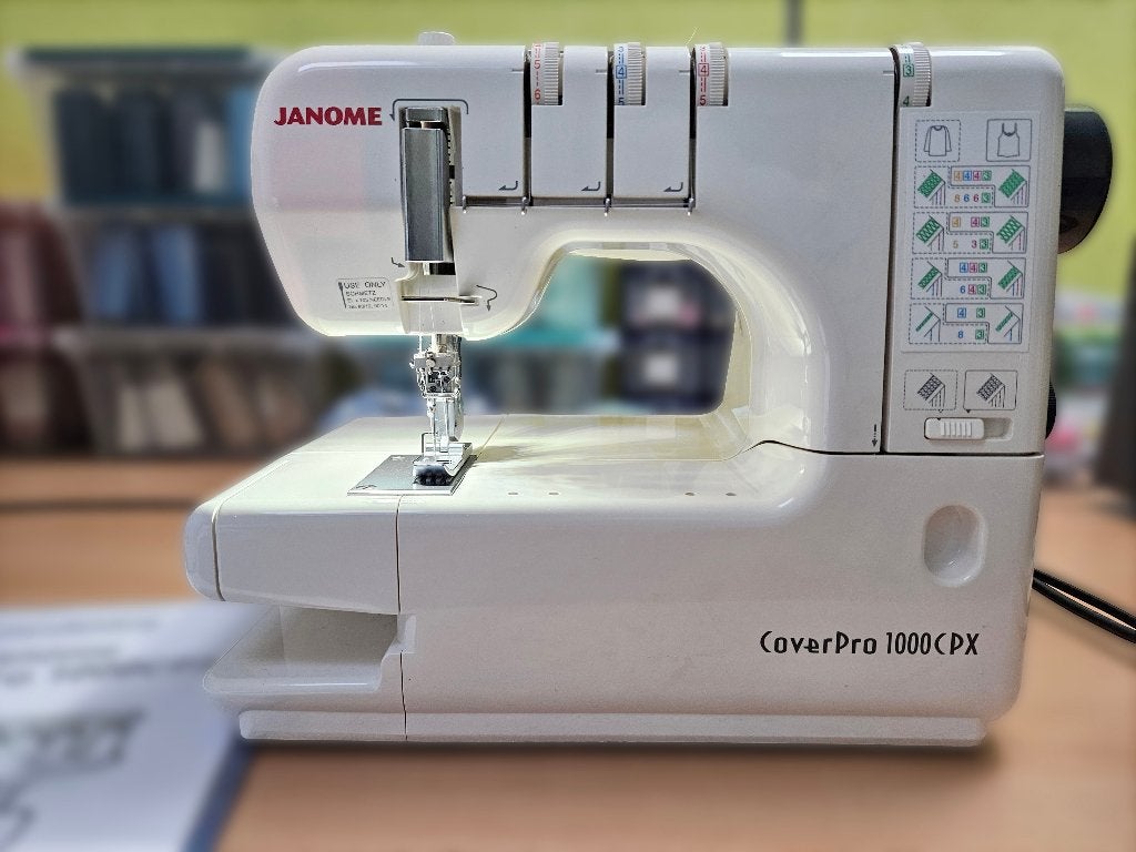 Weinig gebruikte Janome CoverPro 1000 CPX coverlock machine., Hobby en Vrije tijd, Naaimachines en Toebehoren, Ophalen of Verzenden