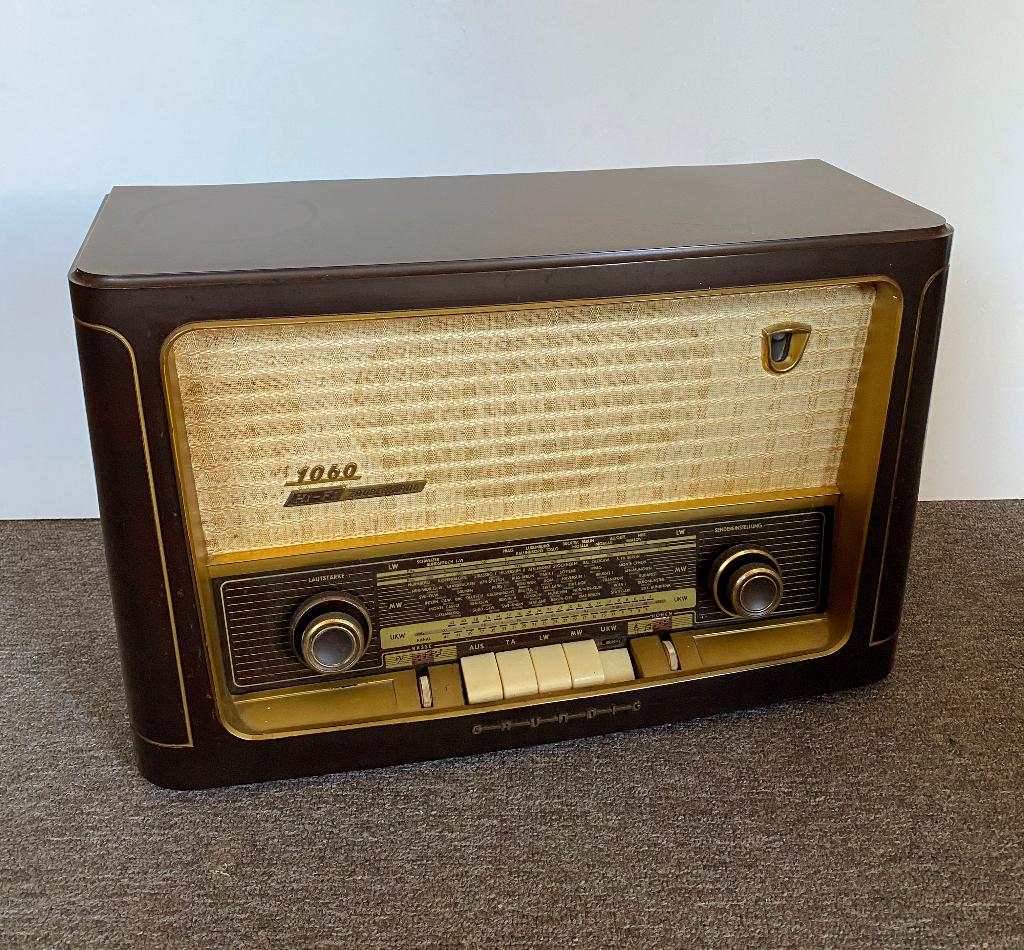 vintage Grundig, model Majestic 1060 radio in bakeliet, 1956, Ophalen