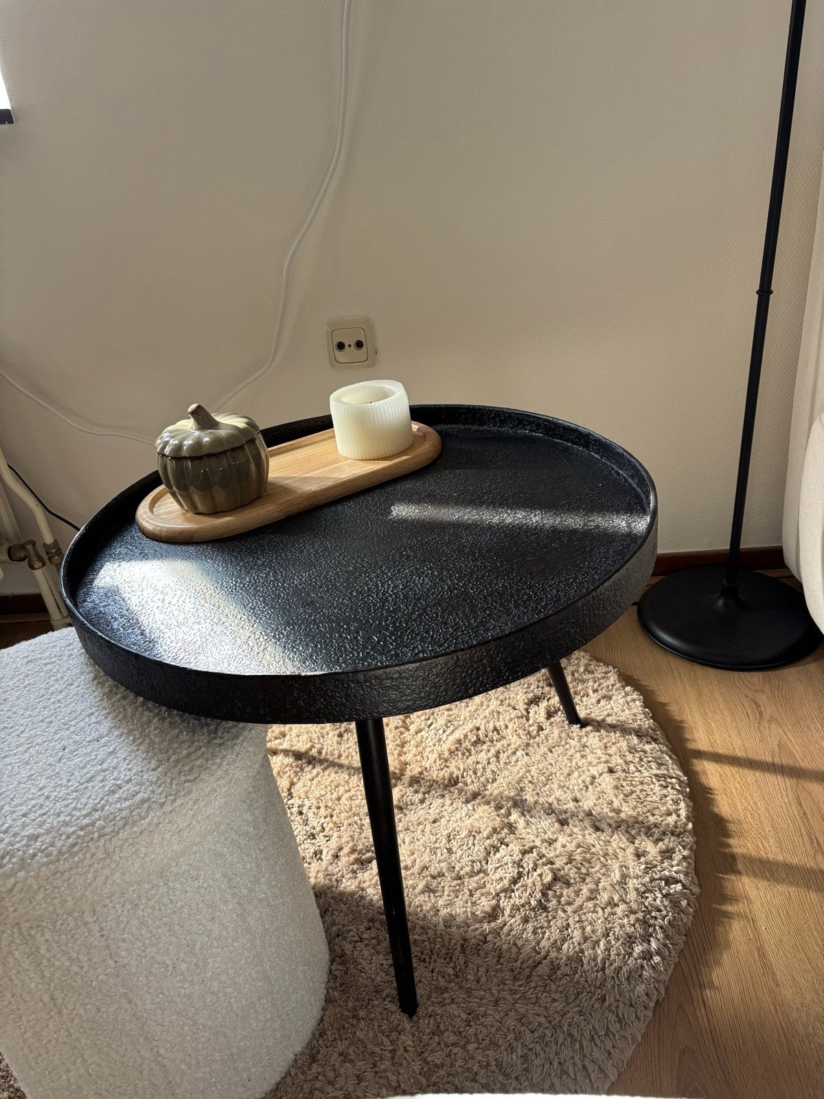 Zwarte ronde bijzettafel met metalen poten, Huis en Inrichting, Ophalen, Minder dan 45 cm, Minder dan 55 cm, Metaal of Aluminium
