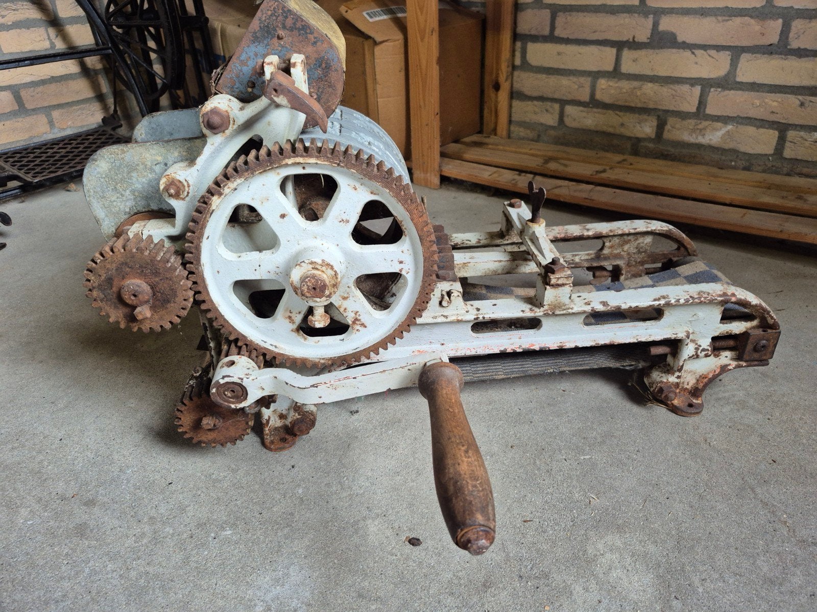 Antieke speculaasmachine met handzwengel, Ophalen