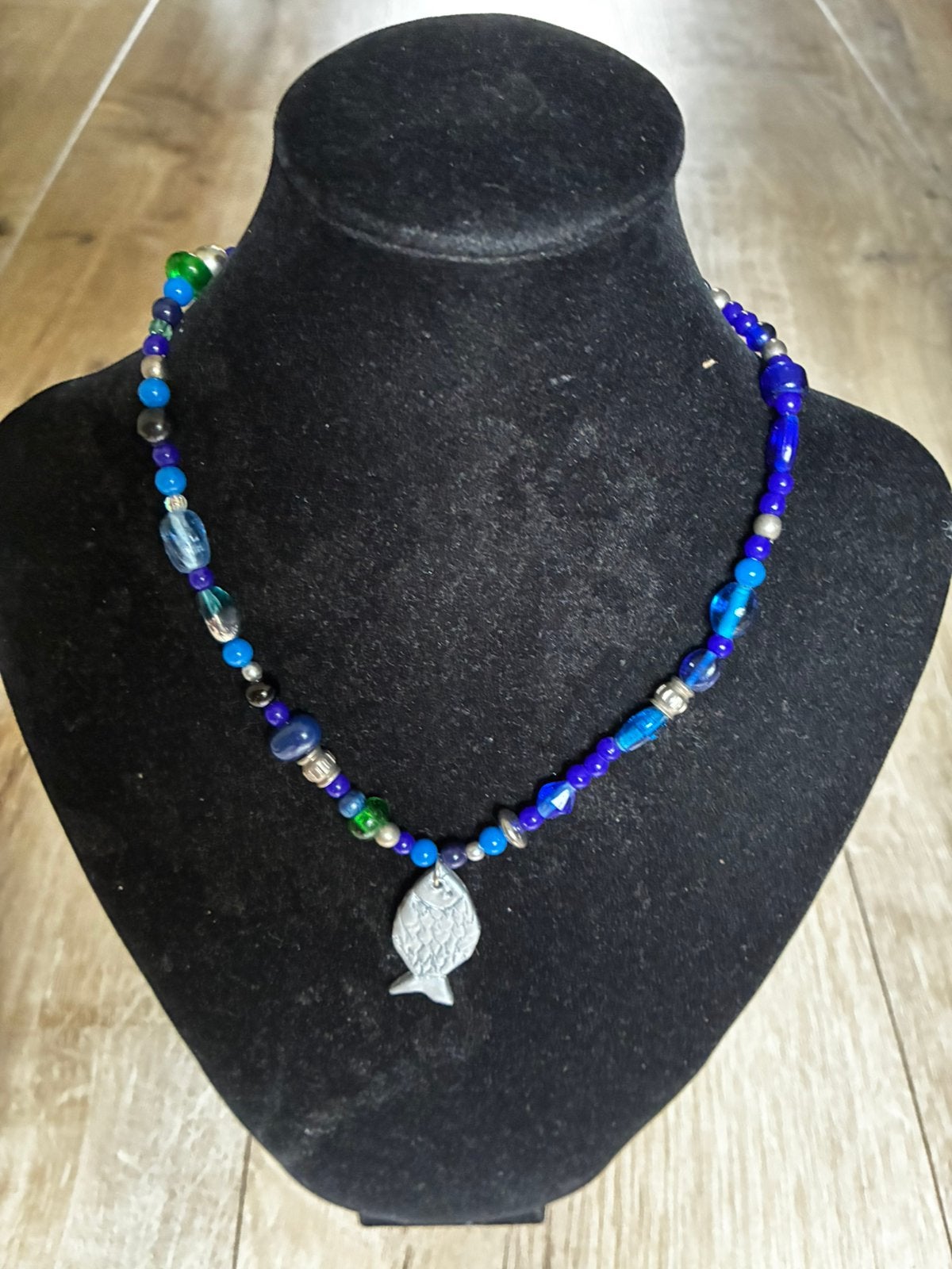 EM HISTORY BEADS ketting met blauwe kralen en zilveren visje, Blauw, Nieuw, Ophalen of Verzenden, Overige materialen