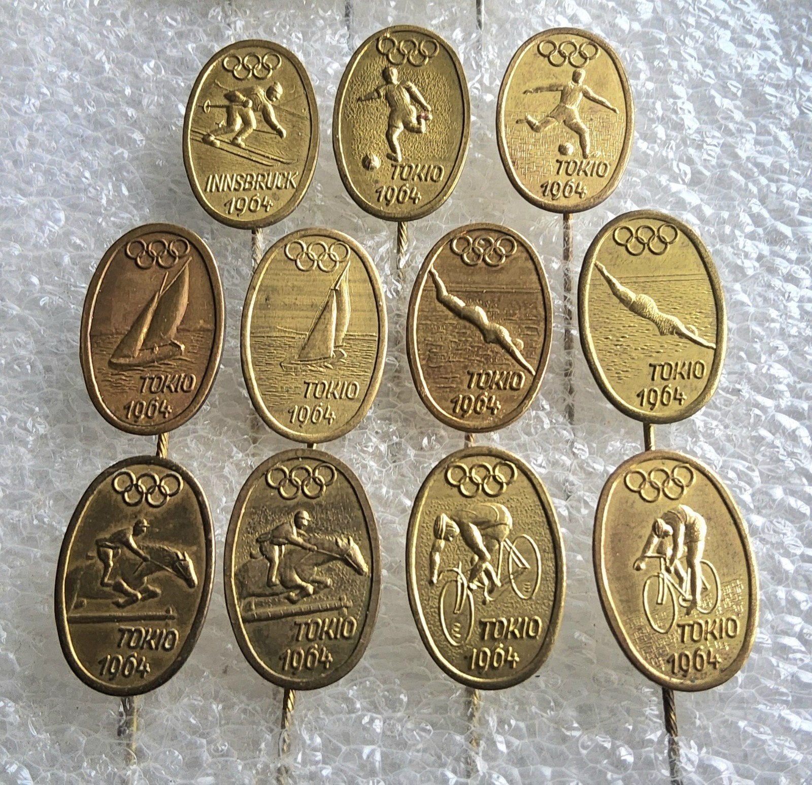 11 Olympische Speldjes Tokio 1964 en Innsbruck 1964, Ophalen of Verzenden, Gebruikt, Sport, Speldje of Pin