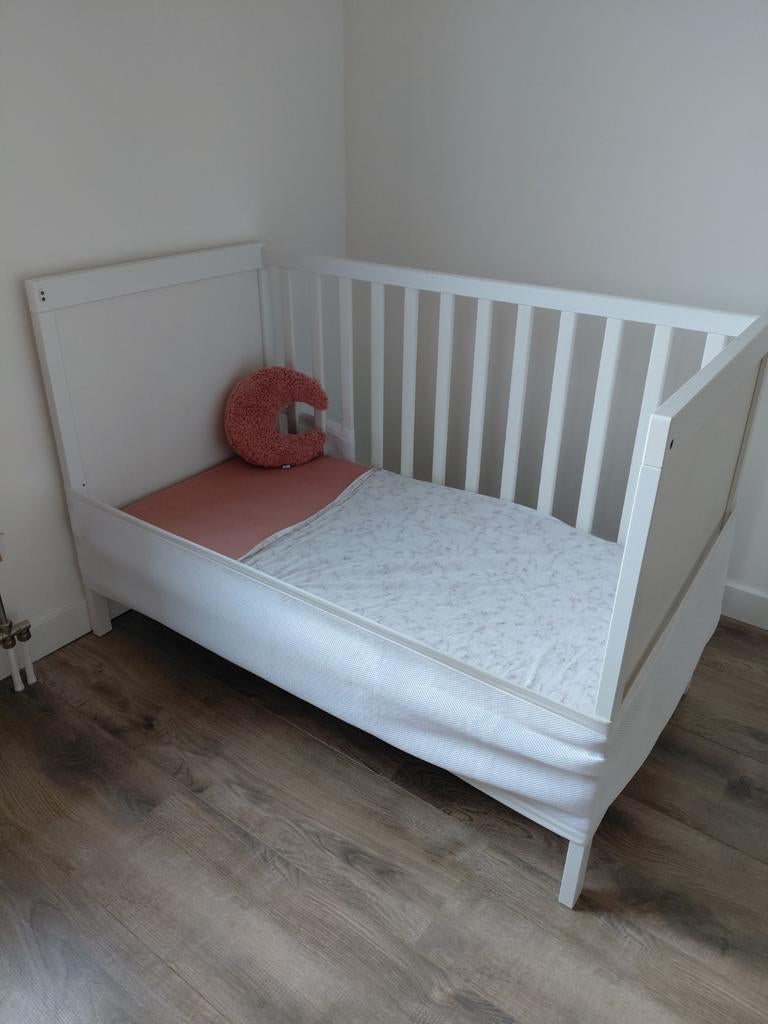 Wit ledikant sundvik ikea bed (hekje erbij), Kinderen en Baby's, Babywiegjes en Ledikanten, Ophalen, Gebruikt, Ledikant