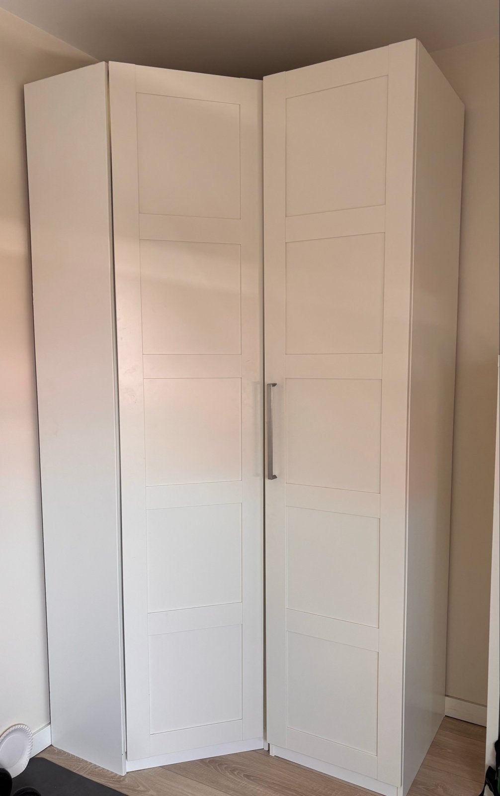 Witte hoekkledingkast met planken en lades, Ophalen, 100 tot 150 cm, 200 cm of meer, Zo goed als nieuw