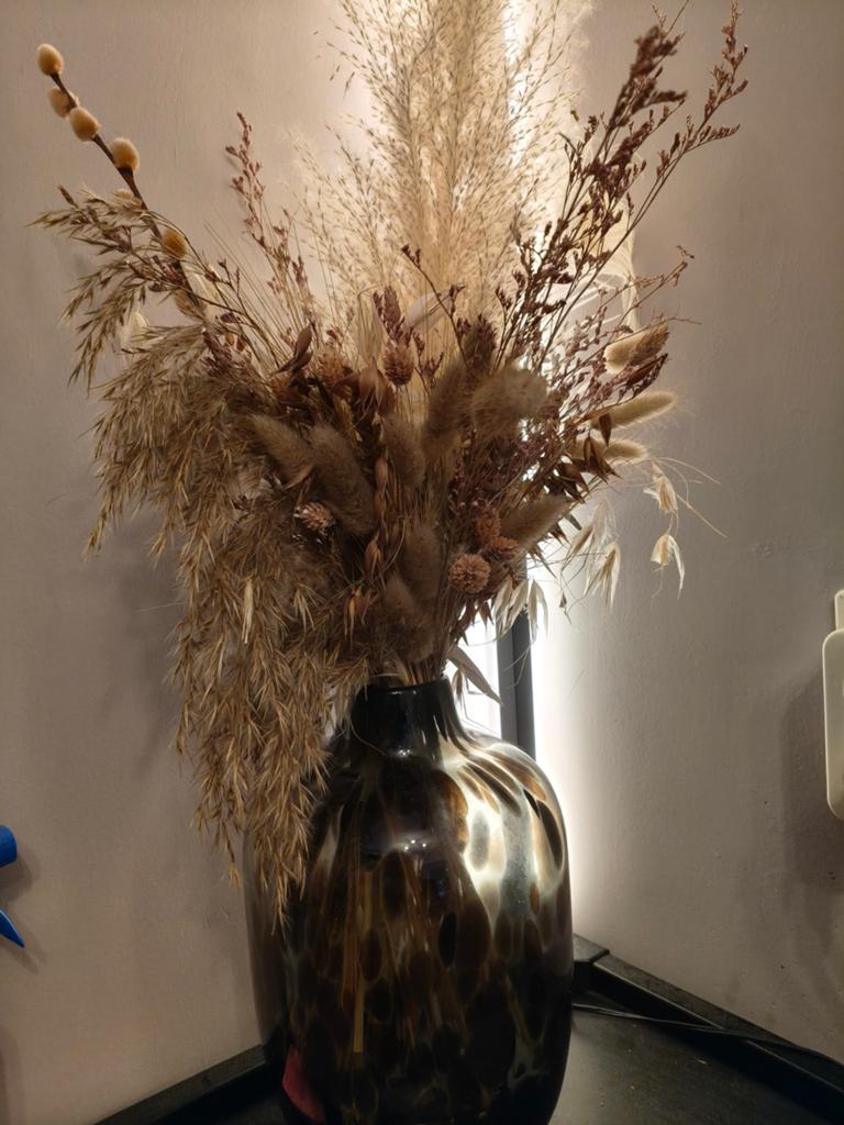 Droogbloemen boeket in vaas, Huis en Inrichting, Woonaccessoires | Vazen, Ophalen, Zo goed als nieuw, Overige kleuren, Overige materialen