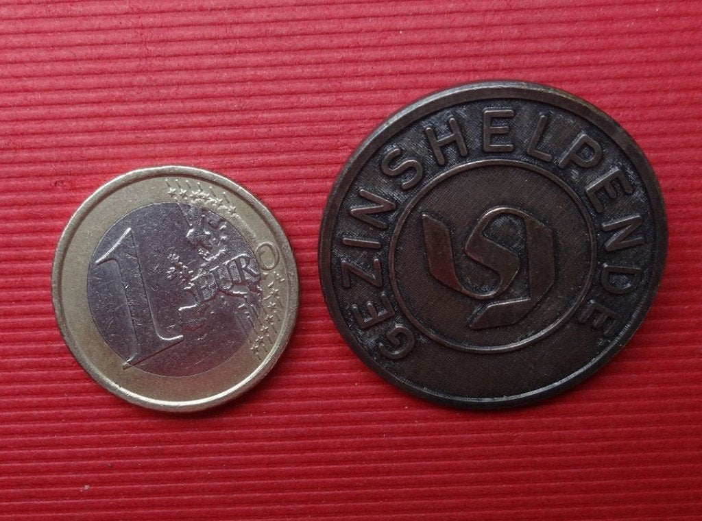 oude verpleegsterspeld GEZINSHELPENDE, Ophalen of Verzenden, Zo goed als nieuw, Overige onderwerpen, Speldje of Pin