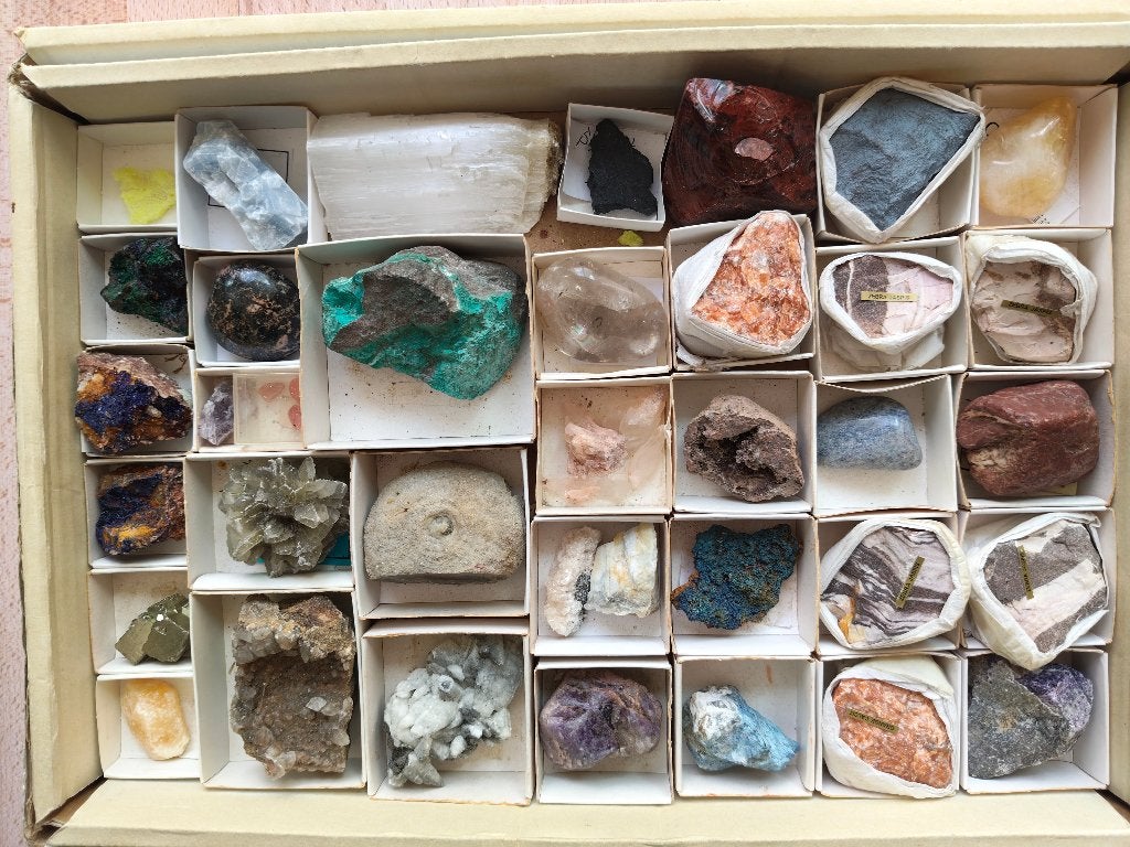 (276) Doos restanten mineralen, Verzamelen, Verzenden