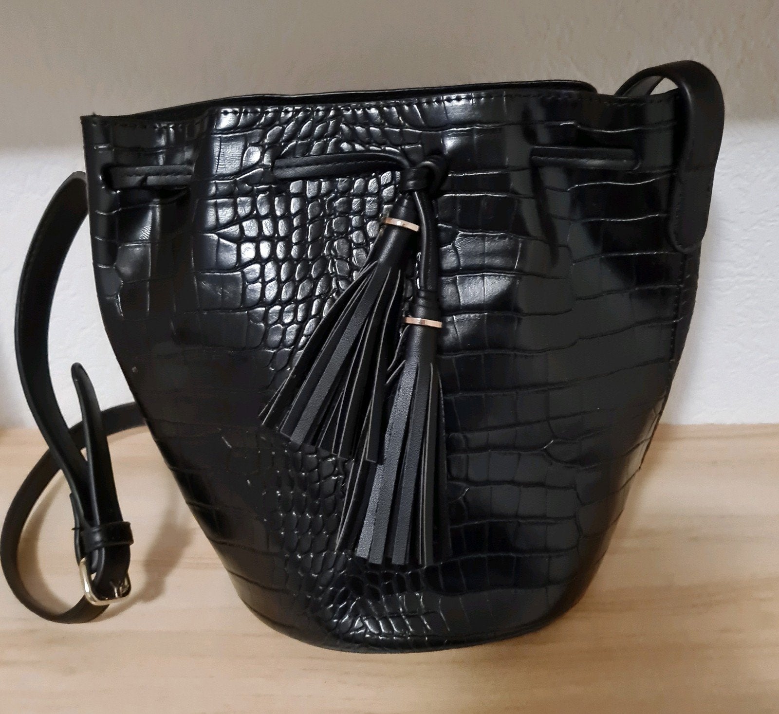 Nieuwe zwarte bucket bag met krokodillenprint, Sieraden, Tassen en Uiterlijk, Ophalen of Verzenden, Nieuw, Zwart, Schoudertasje