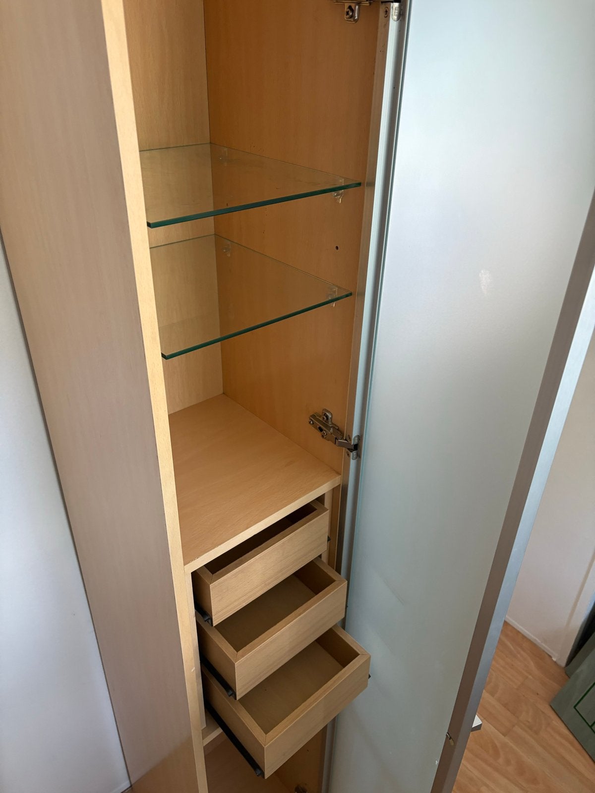 Hoge smalle badkamerkast met lades en glazen planken, Ophalen, (Half)hoge kast, Minder dan 50 cm, Zo goed als nieuw