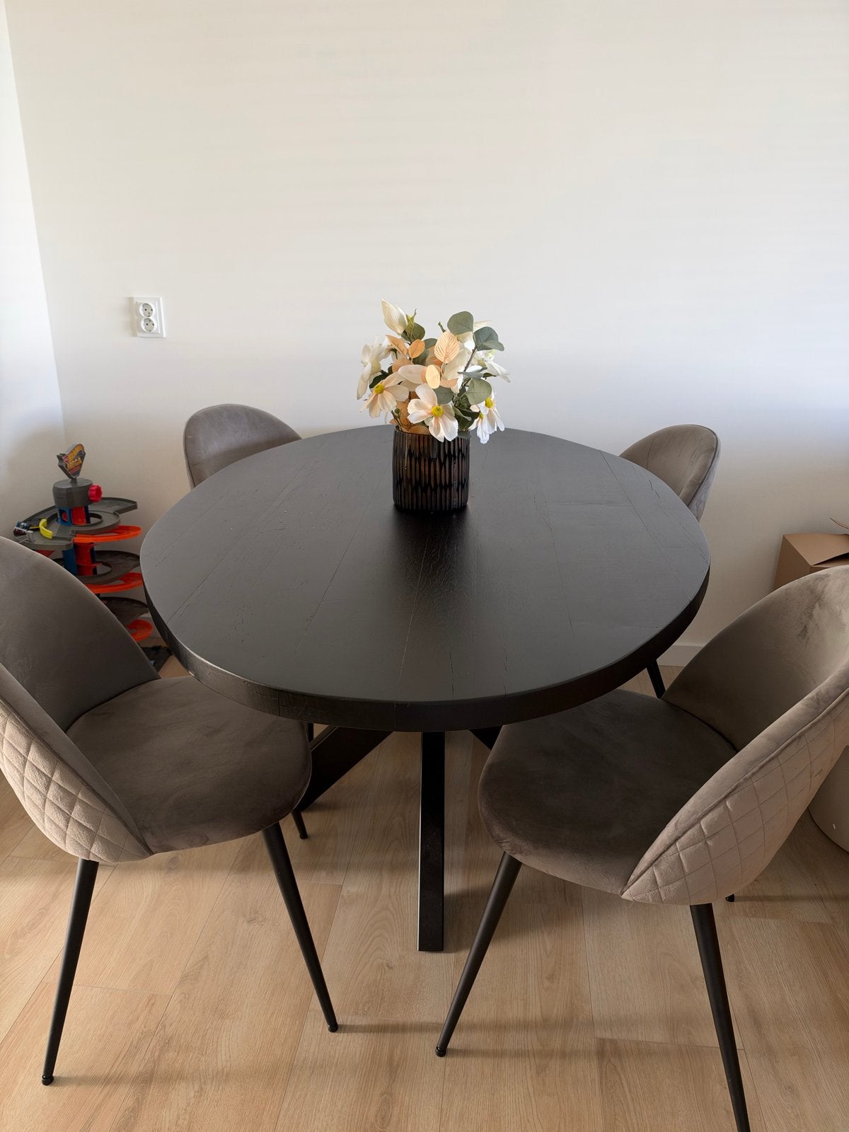 Ovale eettafel zwart eikenhout met spinpoot inc stoelen, Ophalen, Eikenhout, 50 tot 100 cm, Zo goed als nieuw
