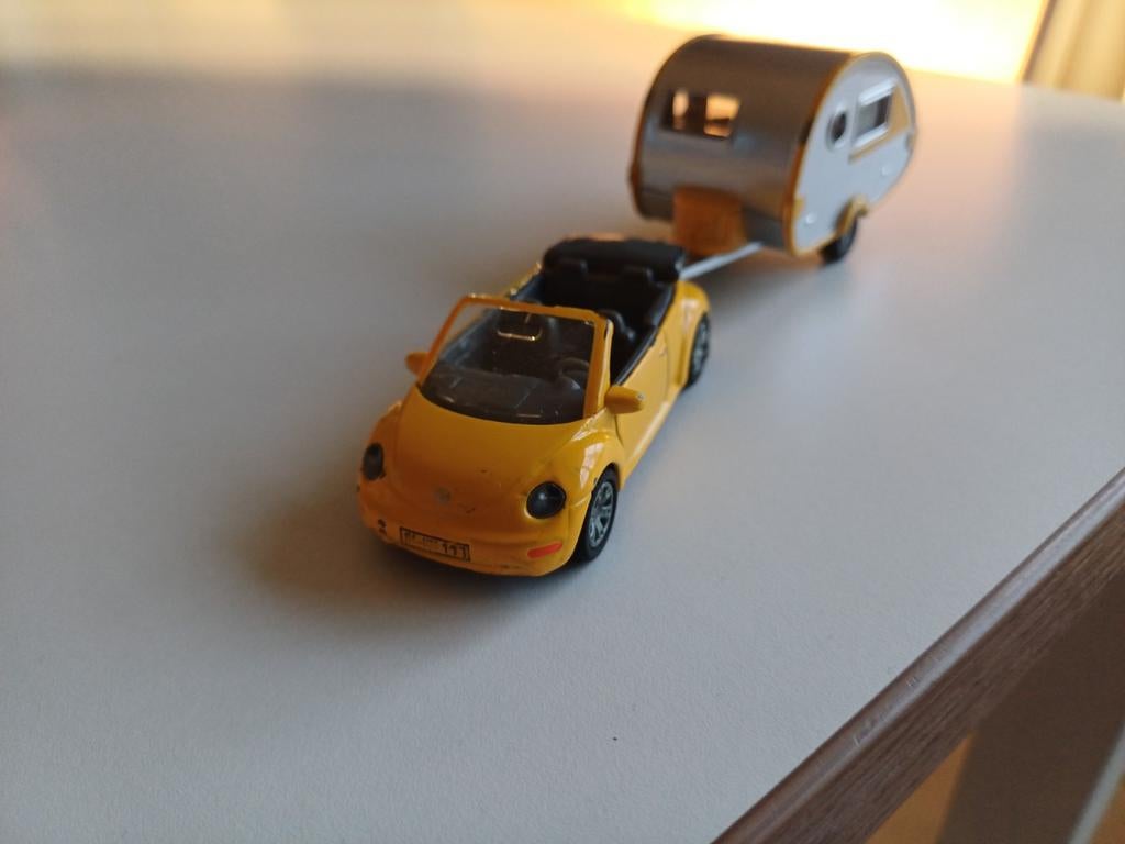Siku Volkswagen Beetle Cabrio met caravan,, Ophalen of Verzenden, Gebruikt, Auto