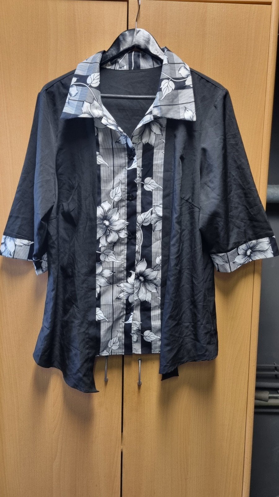 Zwarte blouse met wit bloemenpatroon - Maat 44/46, Ophalen of Verzenden, Zo goed als nieuw, Overige kleuren