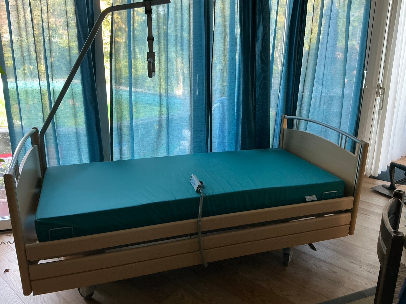 Elektrisch hoog-laag zorgbed met  matras en bedpapegaai, Ophalen, Zo goed als nieuw