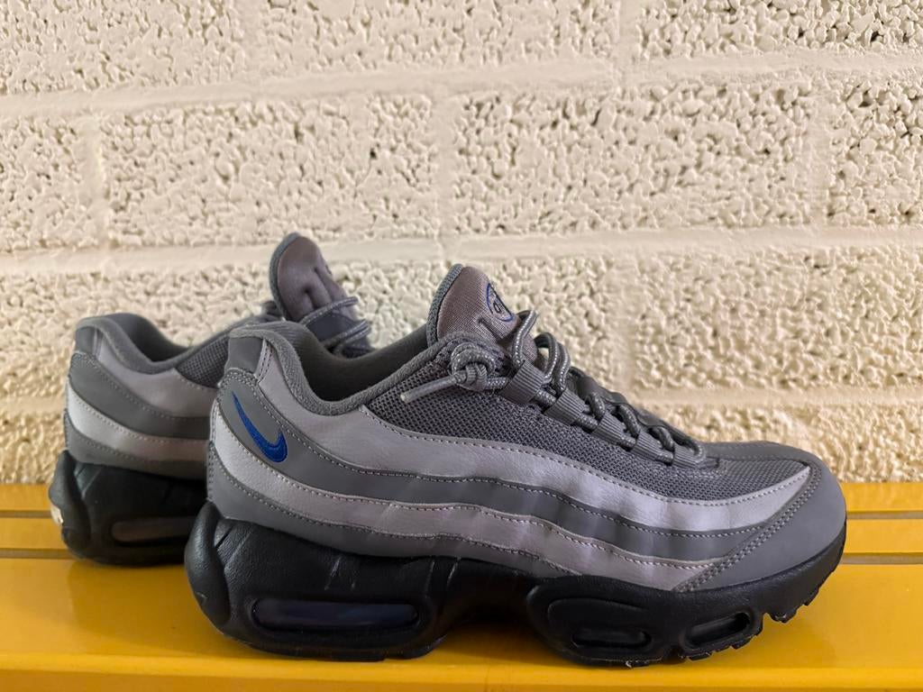 Nike Air Max 95 Sneakers - Grijs met Blauwe Details, Ophalen of Verzenden, Gedragen, Overige kleuren, Sneakers of Gympen