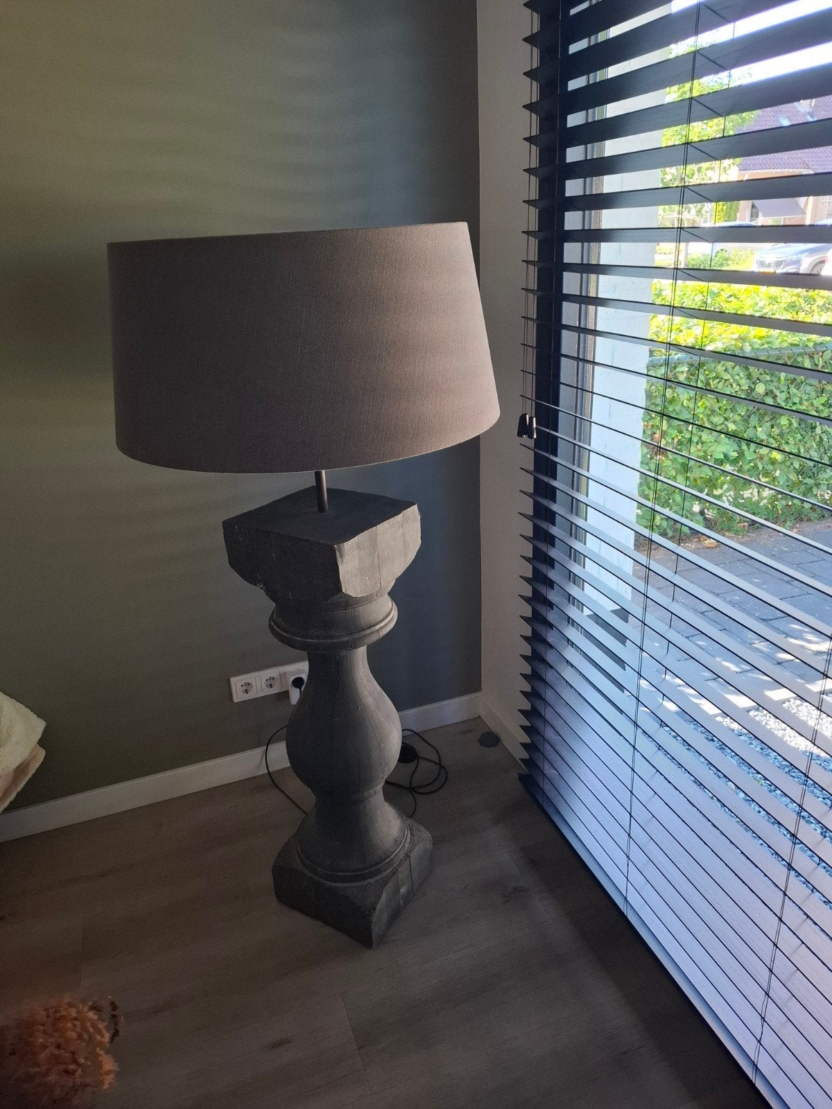 Grote vloerlamp met houten voet en stoffen kap, Ophalen, Gebruikt, Landelijk, Robuust, E27 (groot)