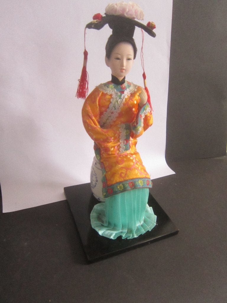 Japans Chinees zittend beeld op een porseleinen ton Geisha ?, Verzamelen, Beelden en Beeldjes, Ophalen of Verzenden, Zo goed als nieuw