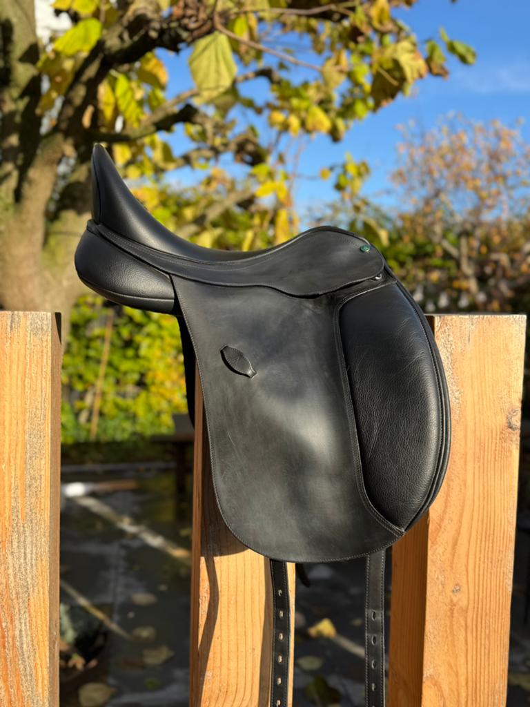 Prachtig Arena Dressuurzadel 17,5”, Dieren en Toebehoren, Paarden en Pony's | Zadels, Ophalen, Zo goed als nieuw, Dressuur