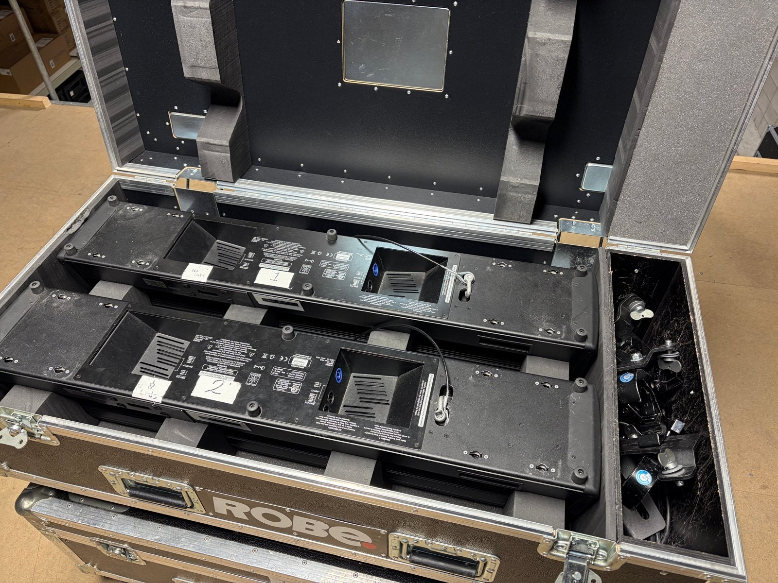 Robe Cyc FX 8 Set met Kist en Ophangbeugels - Theater Gebrui, Ophalen, Gebruikt