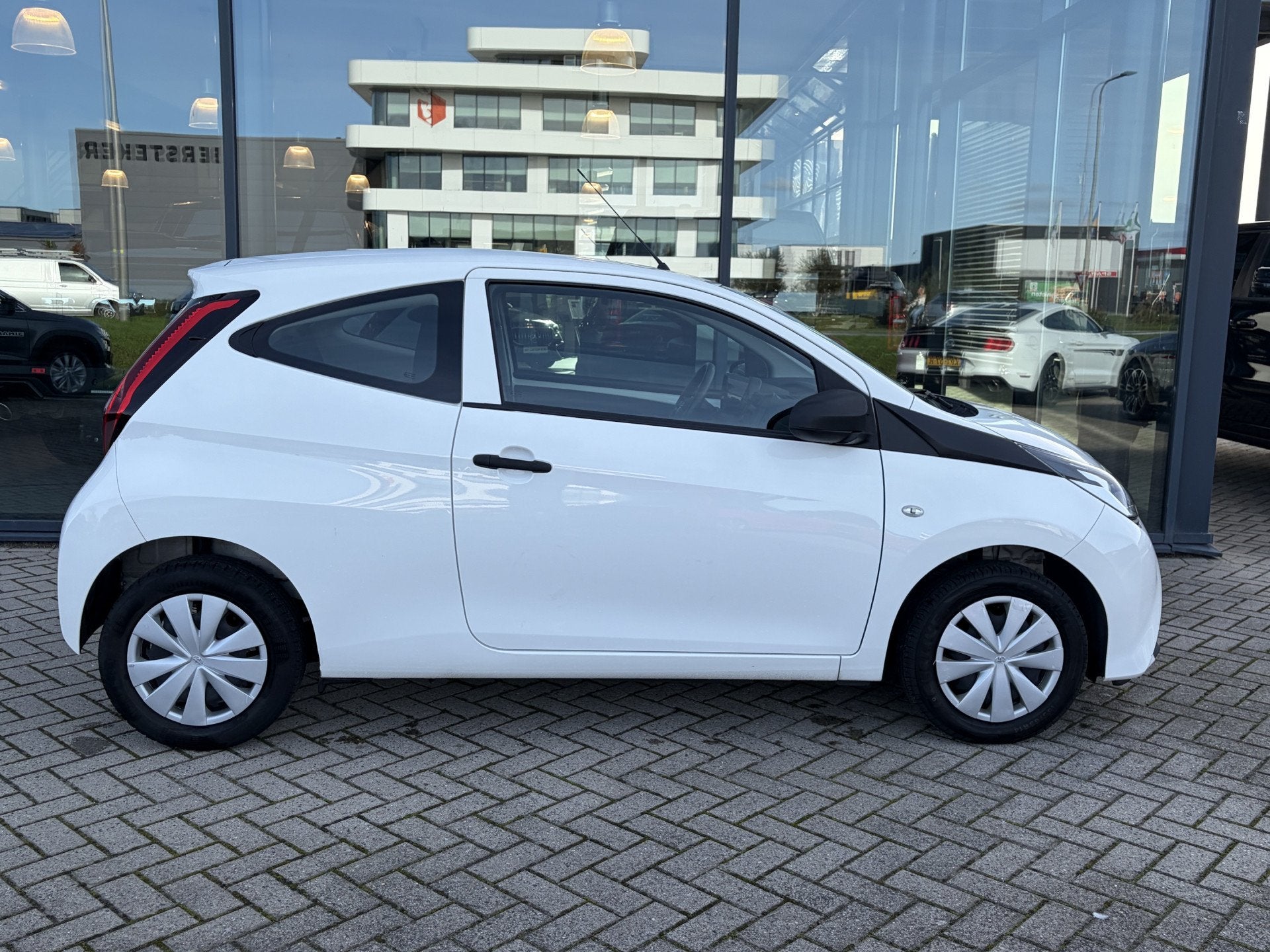 Foto 2 van Toyota Aygo 1.0 VVT-i x-fun Airco | Electrische Ramen | 3 De