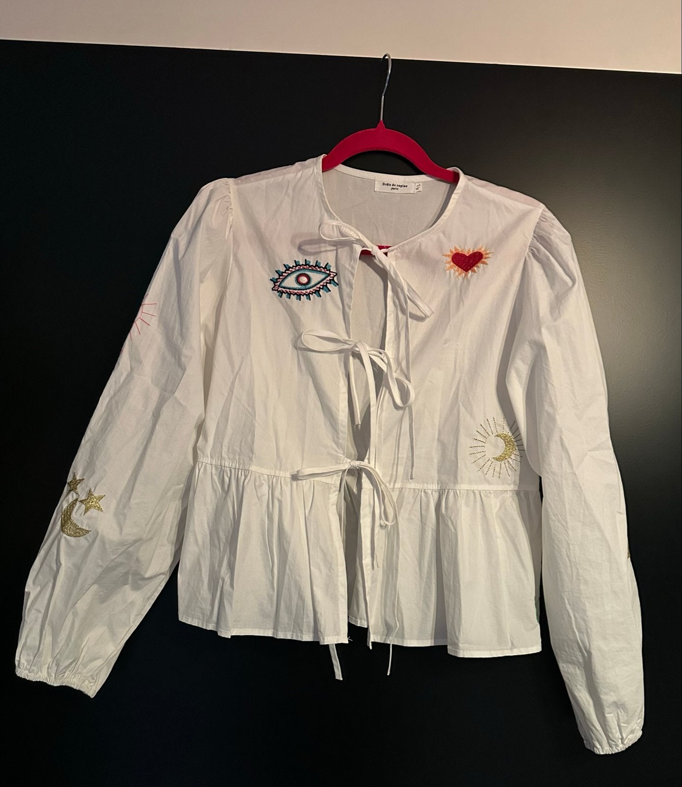 Witte peplum blouse met strikjes en applicaties Drôle de Cop, Kleding | Dames, Blouses en Tunieken, Verzenden, Nieuw, Maat 38/40 (M)