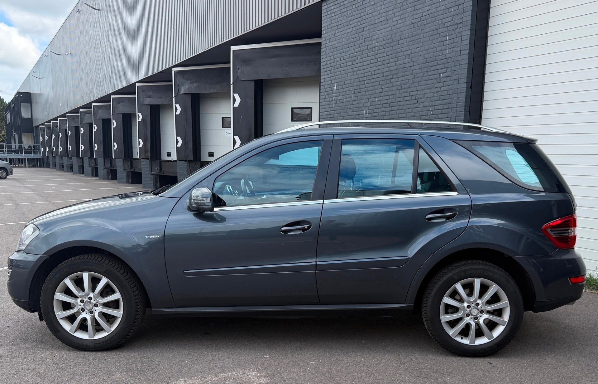 Mercedes-Benz M-klasse 300 CDI BlueEFFICIENCY DEALERONDERHOU, Auto's, Automaat, Gebruikt, Zwart, 255 €/maand