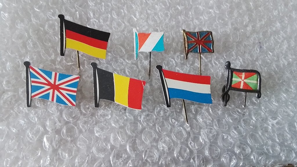 7 verschillende speldjes vlaggen, Ophalen of Verzenden, Zo goed als nieuw, Overige onderwerpen