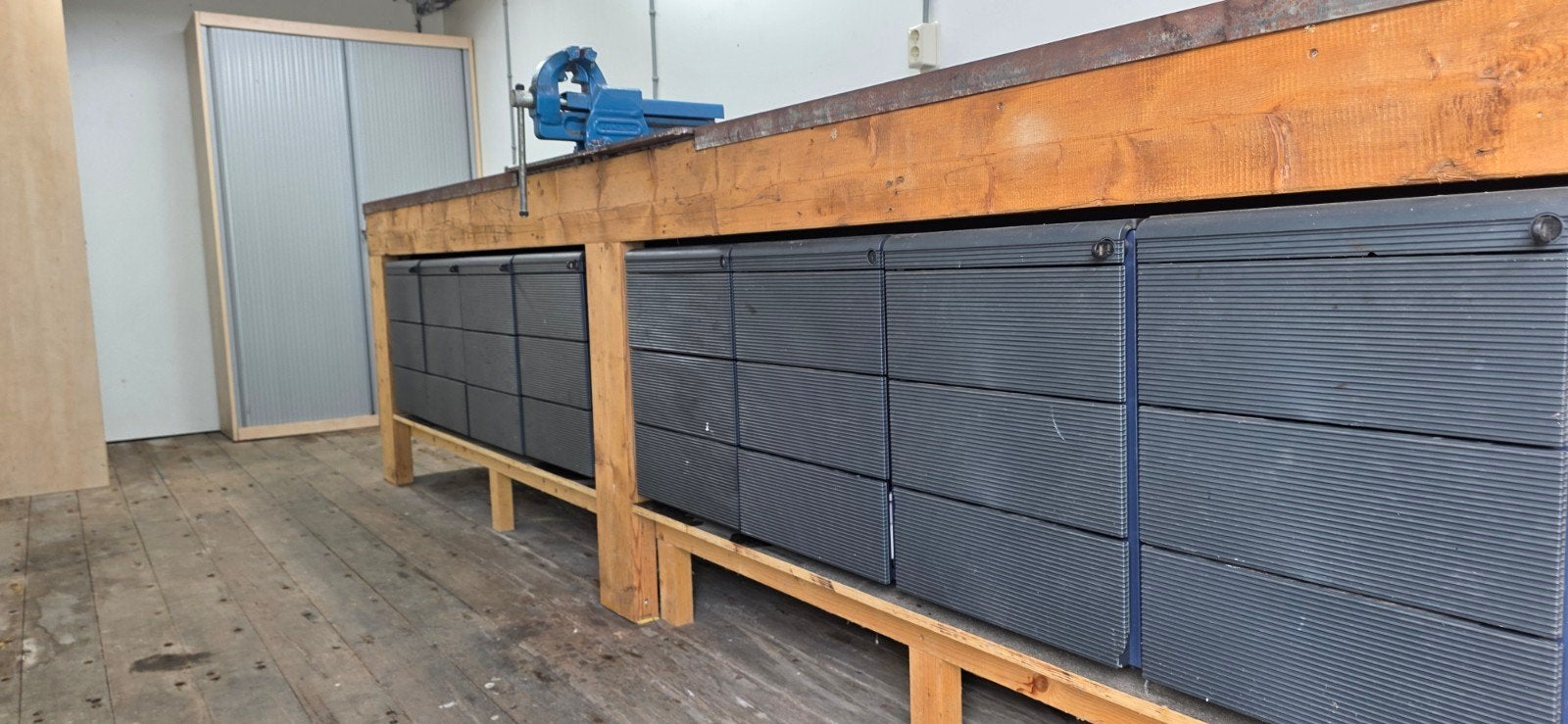 Robuuste werkplaatscontainer met werkbank en opslag, Ophalen