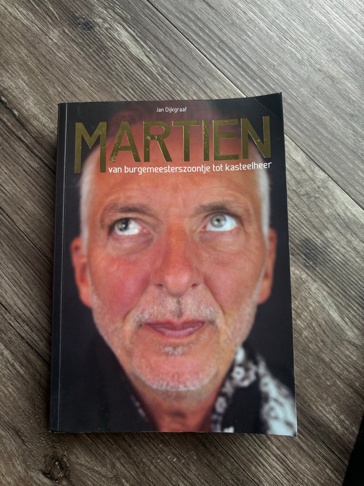 MARTIEN: van burgemeesterszoontje tot kasteelheer, Ophalen of Verzenden, Gelezen, Film, Tv en Media