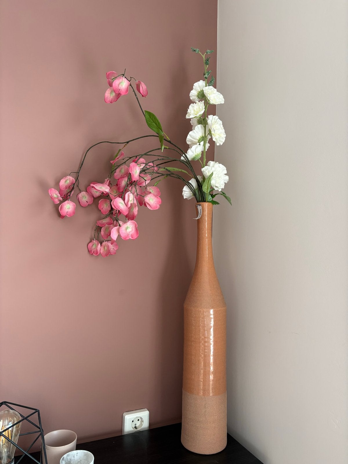 Grote terracotta vaas met nepbloemen, Ophalen, Inclusief decoratie, Zo goed als nieuw, Roze