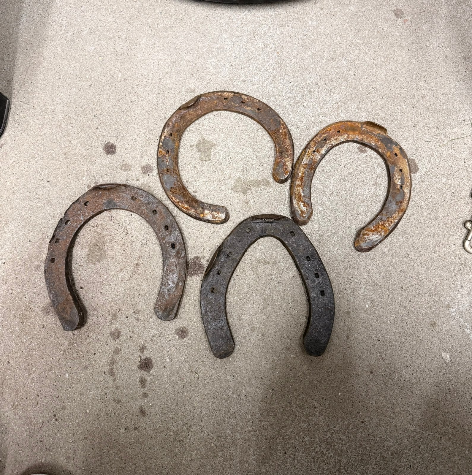 Set van 4 oude metalen hoefijzers – decoratie /geluksbrenger, Dieren en Toebehoren, Ophalen of Verzenden, Zo goed als nieuw