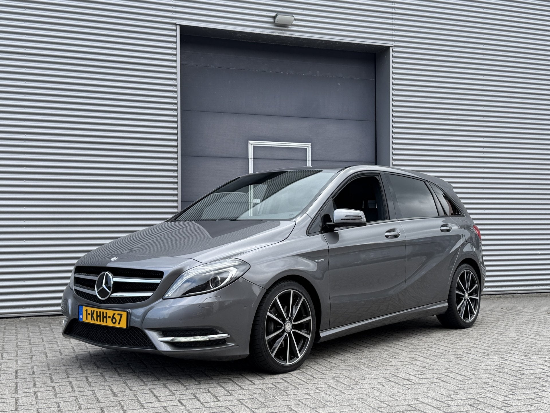 Mercedes-Benz B-Klasse 200 Ambition I Aut. I Leder I Navi I, Auto's, Euro 5, 1325 kg, Gebruikt, Zwart