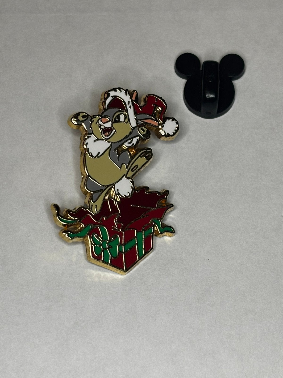 Disney pin Thumper jumping out of a present, Ophalen of Verzenden, Zo goed als nieuw