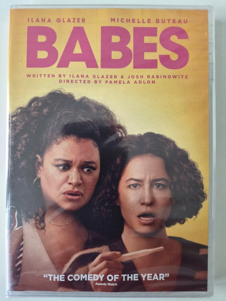 Babes - Ilana Glazer , Michelle Buteau - uit 2024 - Geseald, Alle leeftijden, Ophalen of Verzenden, Nieuw in verpakking, Overige gebieden