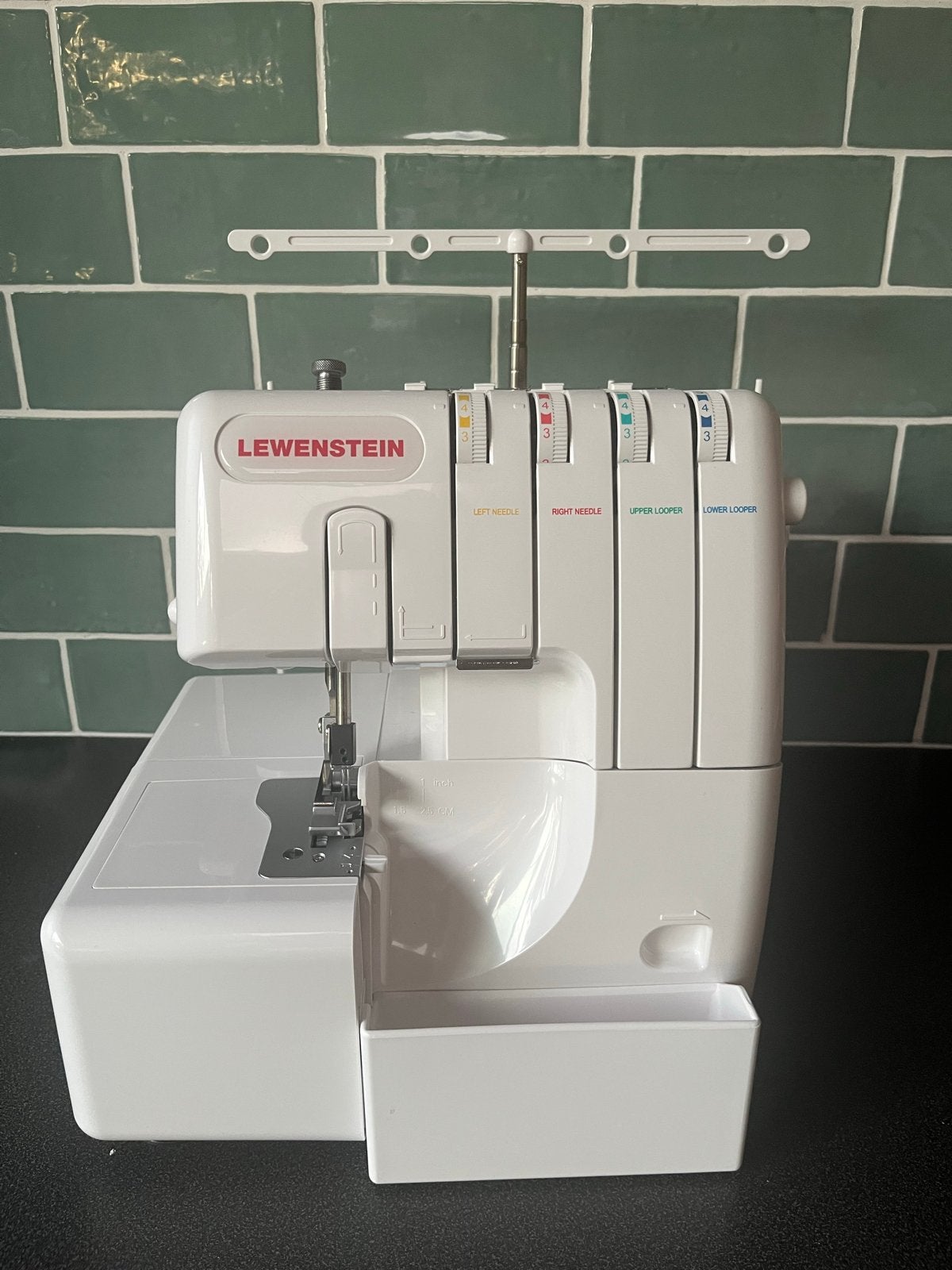 Lewenstein 700de Lockmachine, Hobby en Vrije tijd, Naaimachines en Toebehoren, Ophalen, Zo goed als nieuw, Lockmachine, Lewenstein