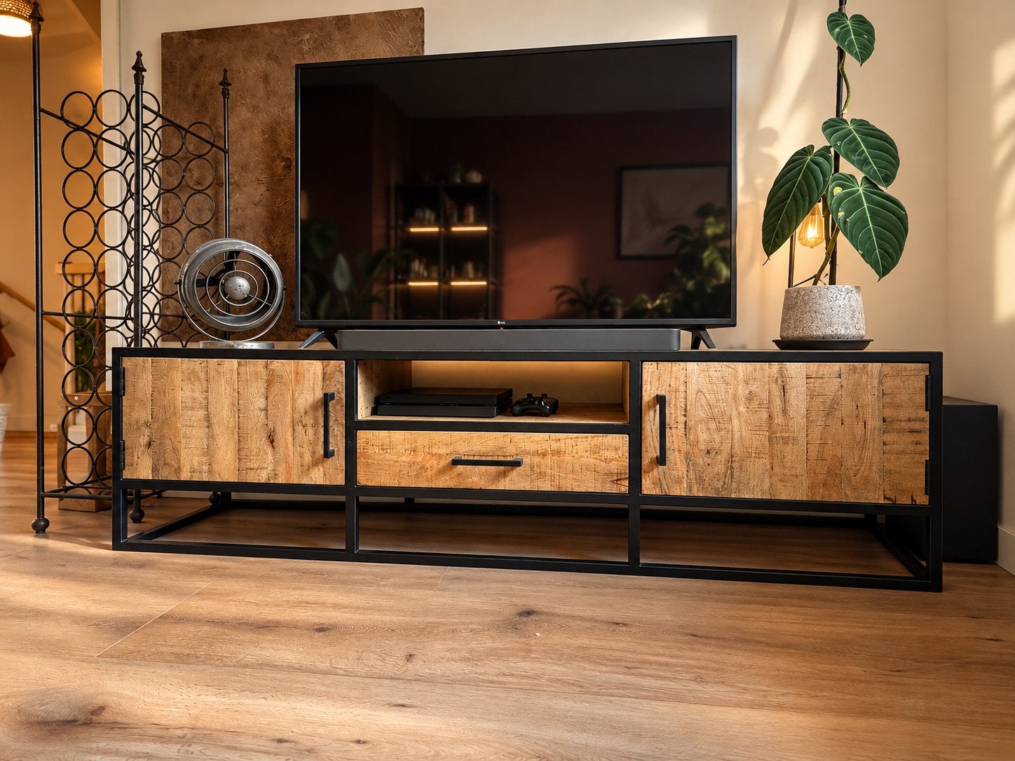 Robuust TV-meubel van mangohout en metaal, Ophalen, 150 tot 200 cm, Zo goed als nieuw, Minder dan 100 cm