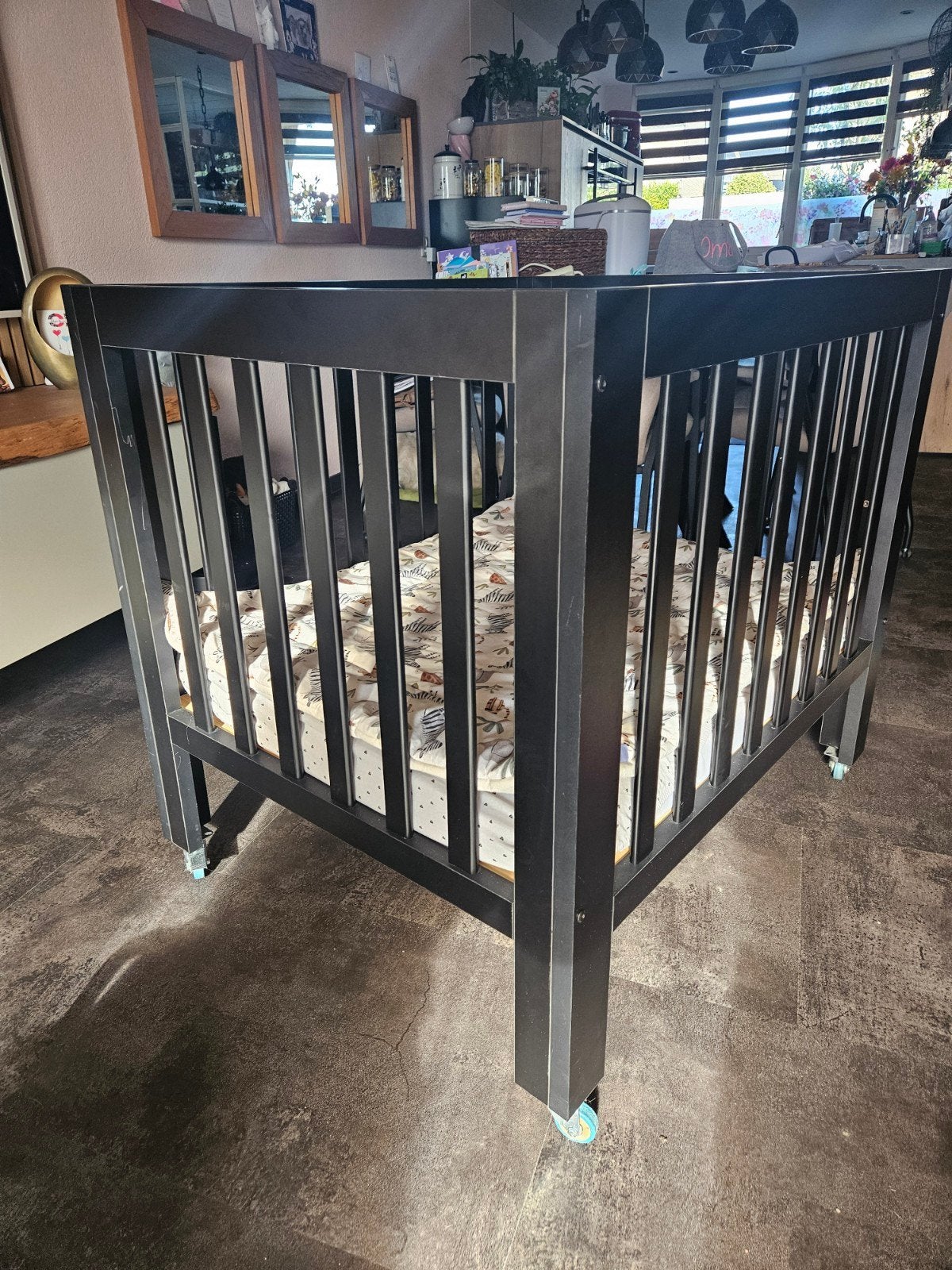 Zwart boxbed met wieltjes en matras, Ophalen of Verzenden