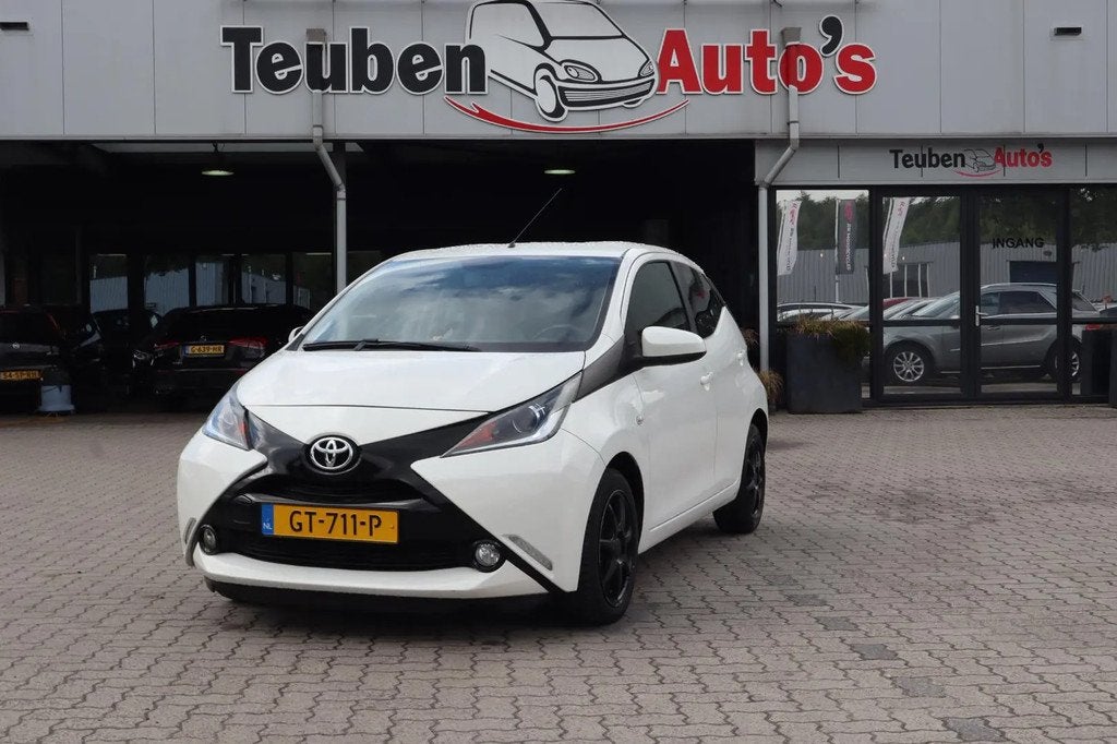 Toyota Aygo 1.0 VVT-i x-play € 6.985,00, Stof, Gebruikt, 4 stoelen, Wit
