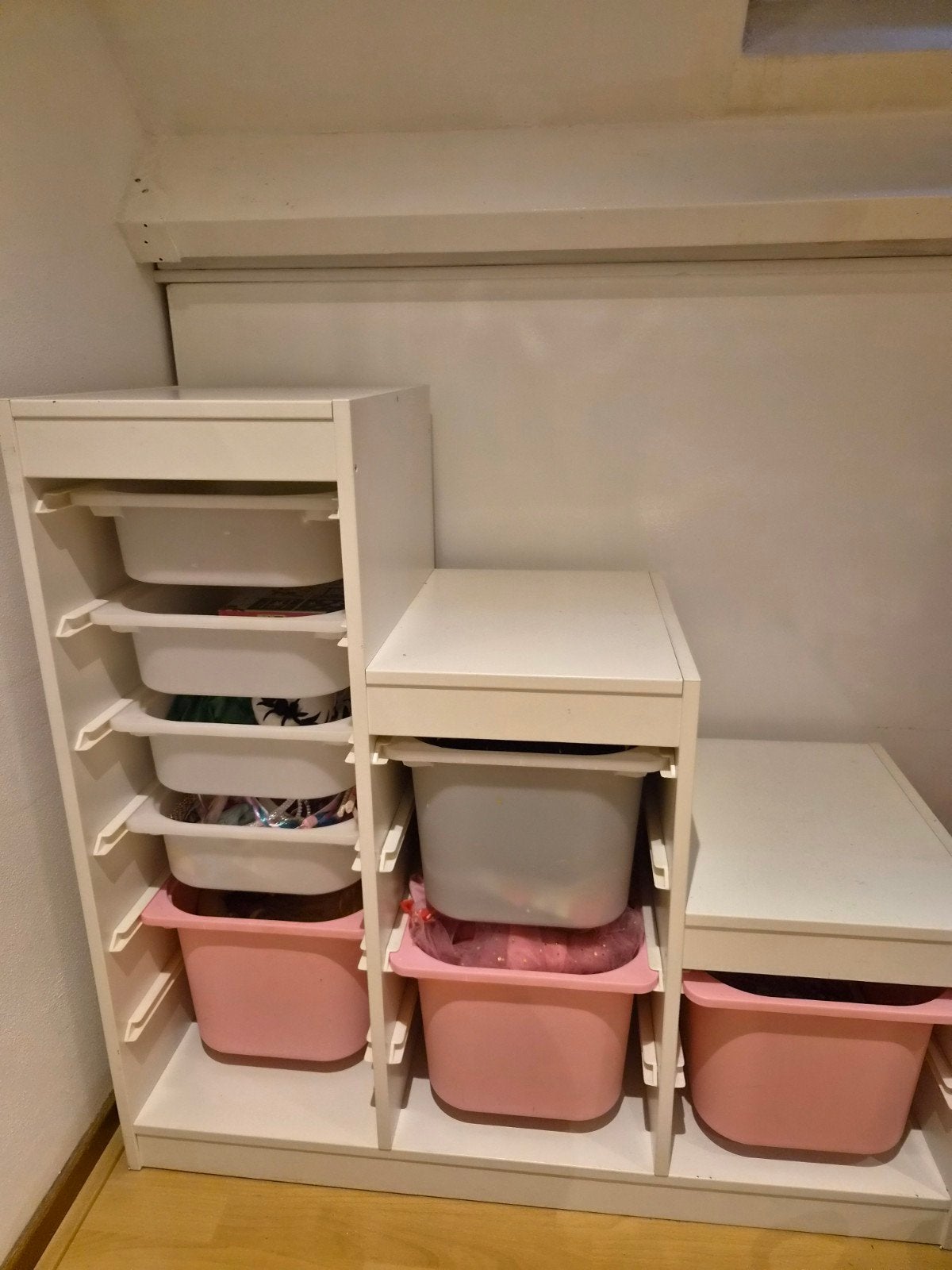 IKEA vakkenkast met wit/roze bakken, Ophalen, Gebruikt
