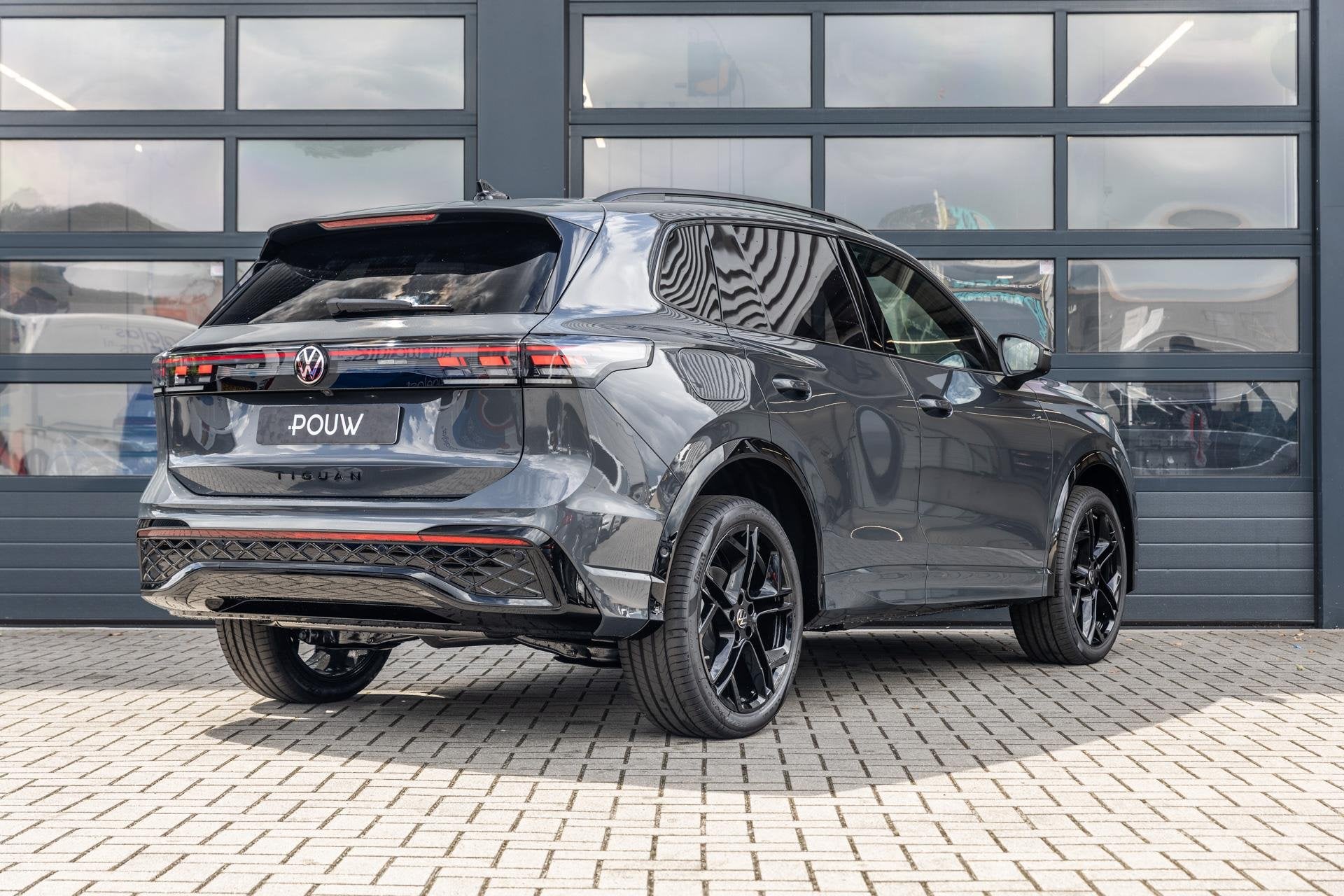 Volkswagen Tiguan 1.5 eHybrid 204pk R-Line Edition | 20" Vel, Auto's, Volkswagen, Stof, 1498 cc, 150 min, Plug-in hybride