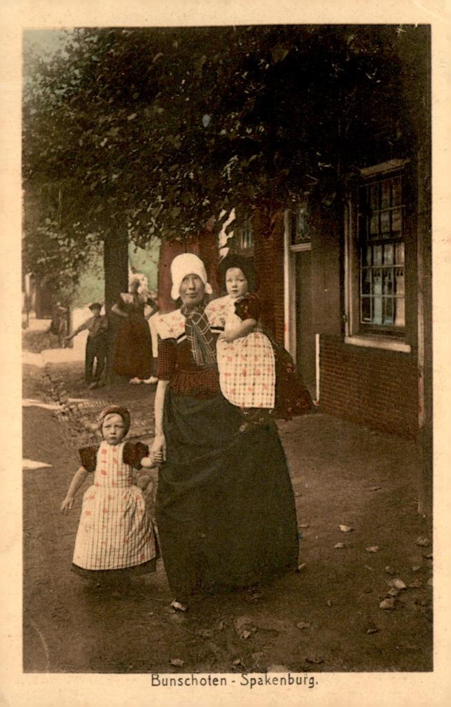 Bunschoten Spakenburg Vrouw en kinderen Klederdracht # 259, Verzenden, Voor 1920, Ongelopen, Utrecht