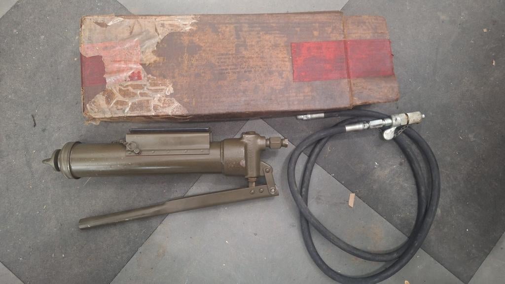 Steward Warner 6066 grease gun vetspuit, Verzamelen, Militaria | Tweede Wereldoorlog, Ophalen of Verzenden, Landmacht, Amerika