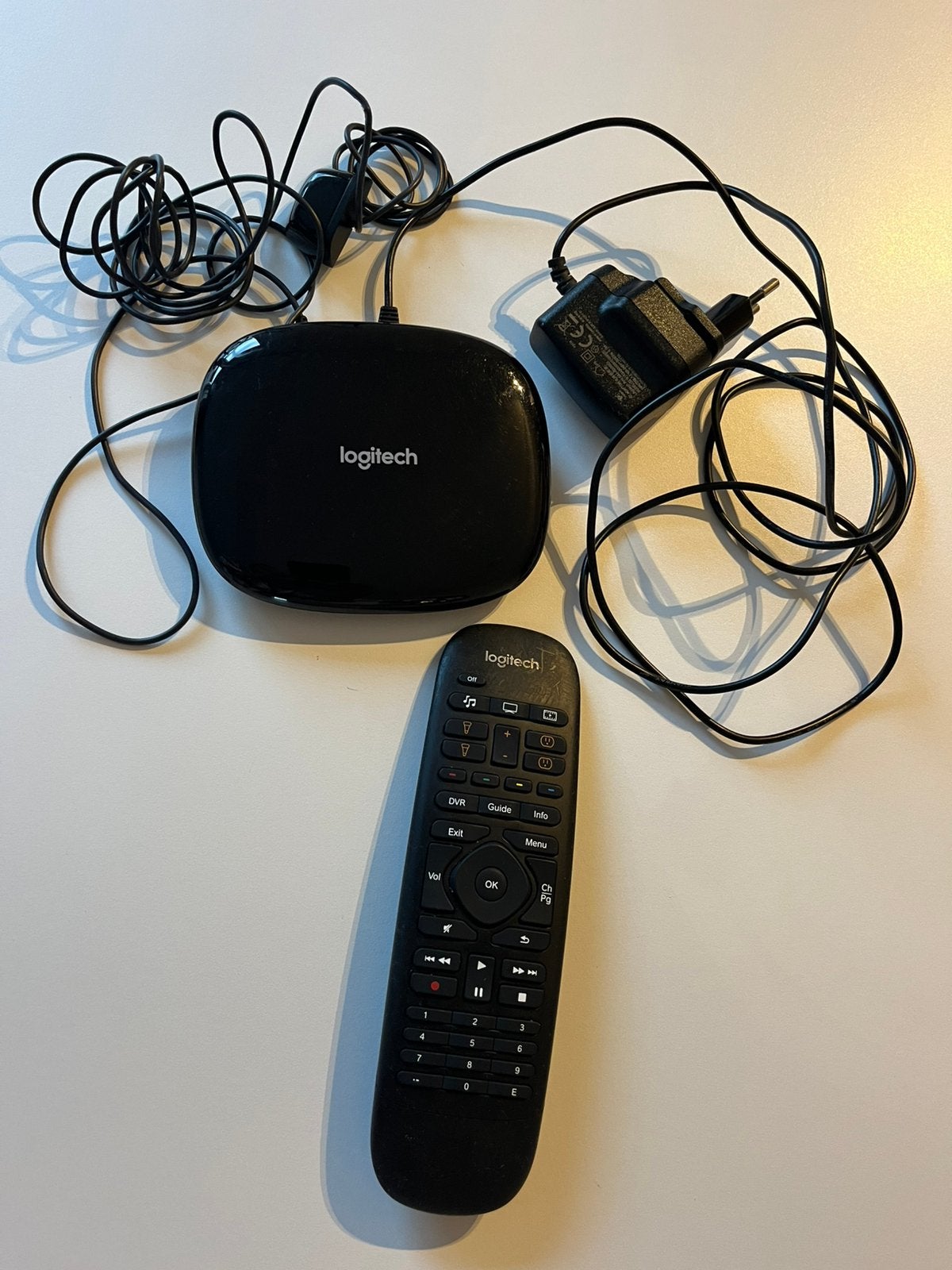 Logitech Harmony Hub met afstandsbediening en blaster, Ophalen of Verzenden, Gebruikt, Origineel, Tv